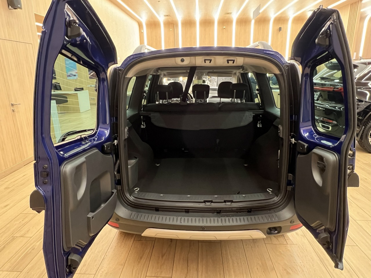 Легковой автотранспорт - LADA Largus Cross 1.6 MT (106 л.с.)