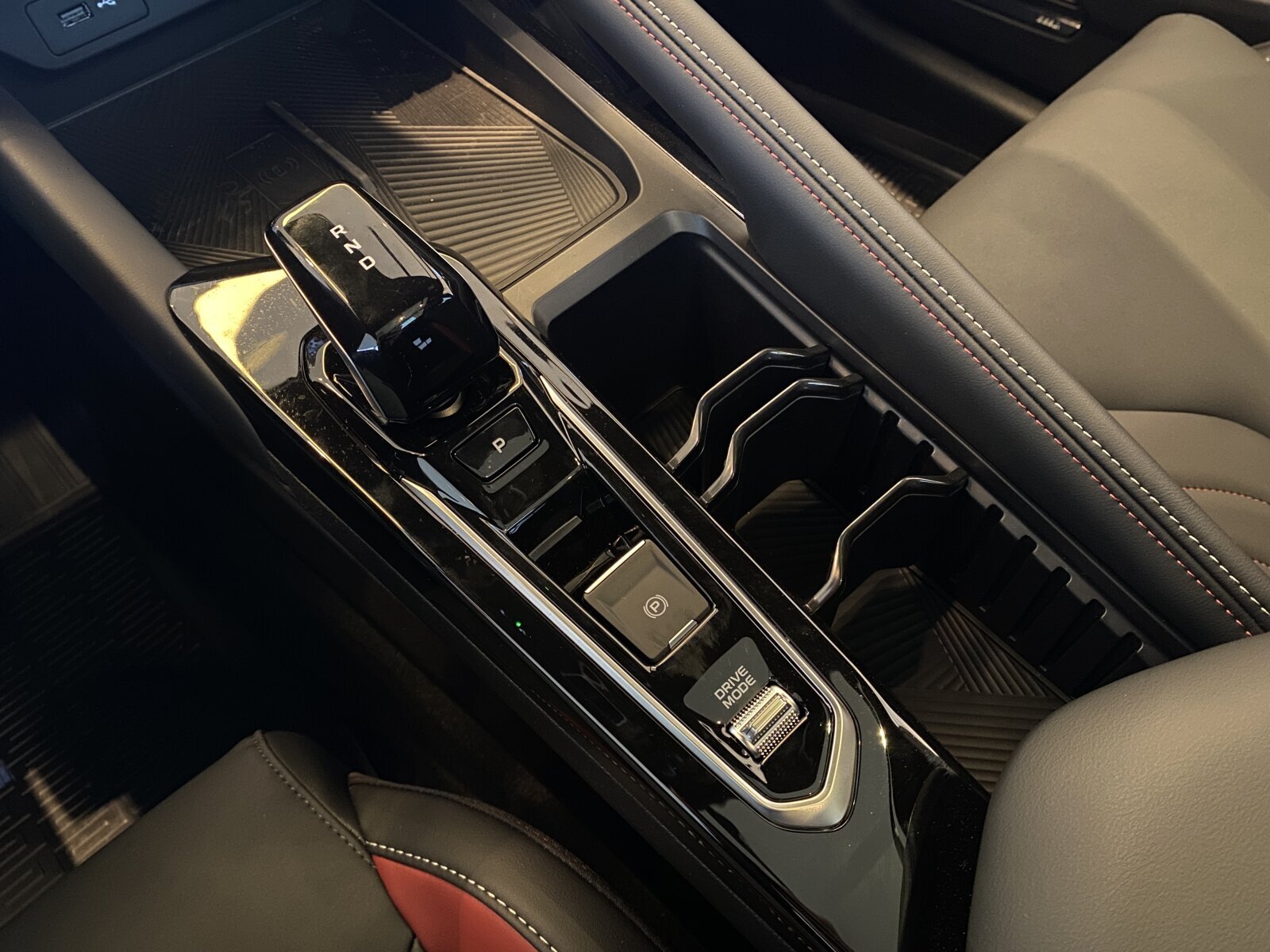 Легковой автотранспорт - GEELY Coolray 