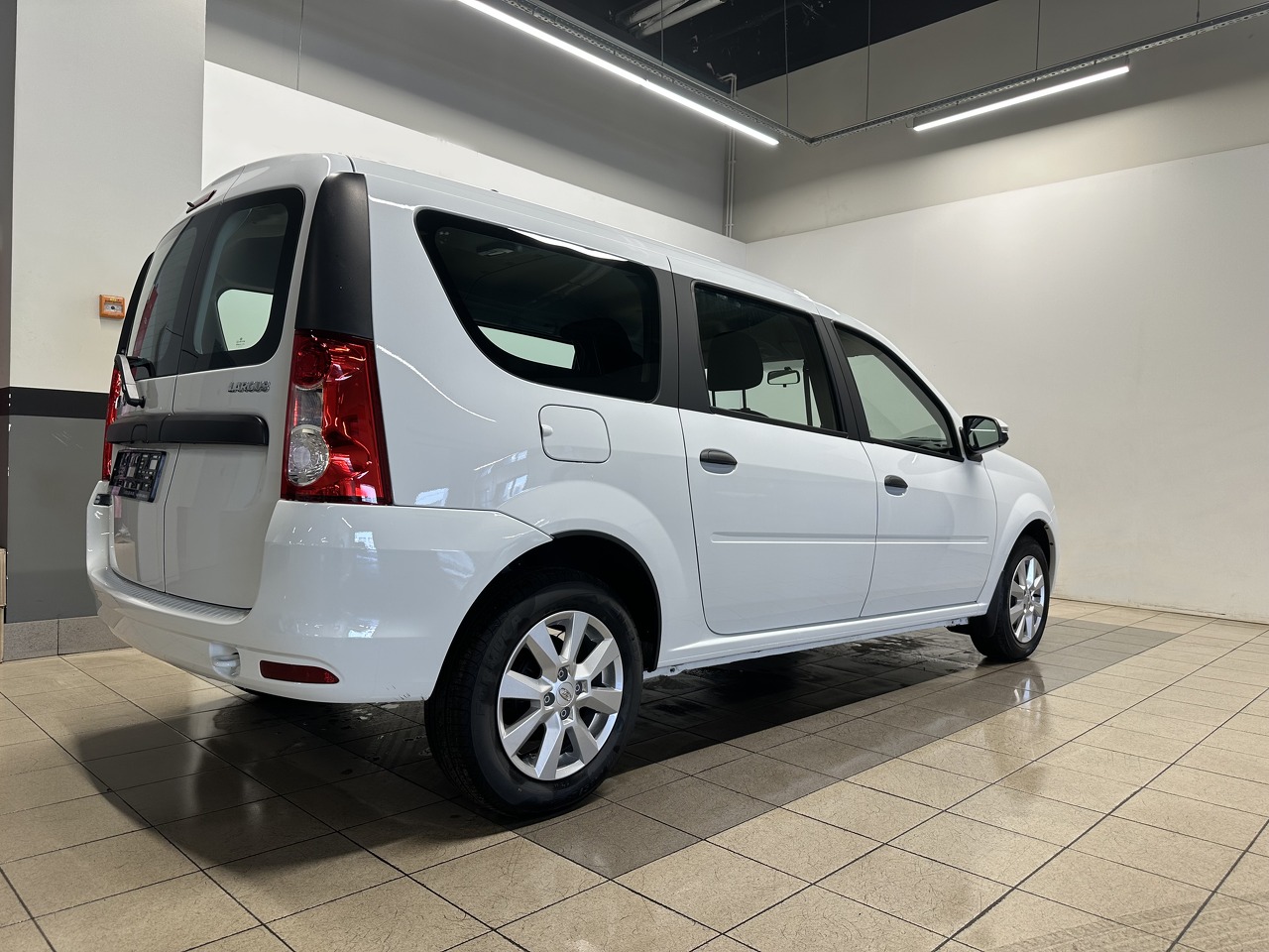 Легковой автотранспорт - LADA Largus 1.6 MT (106 л.с.)