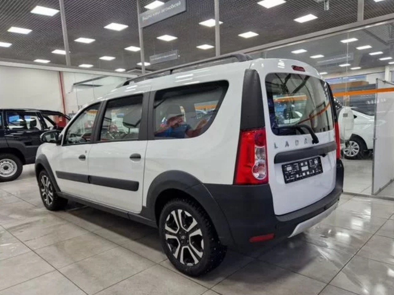 Легковой автотранспорт - LADA Largus Cross 1.6 MT (106 л.с.)