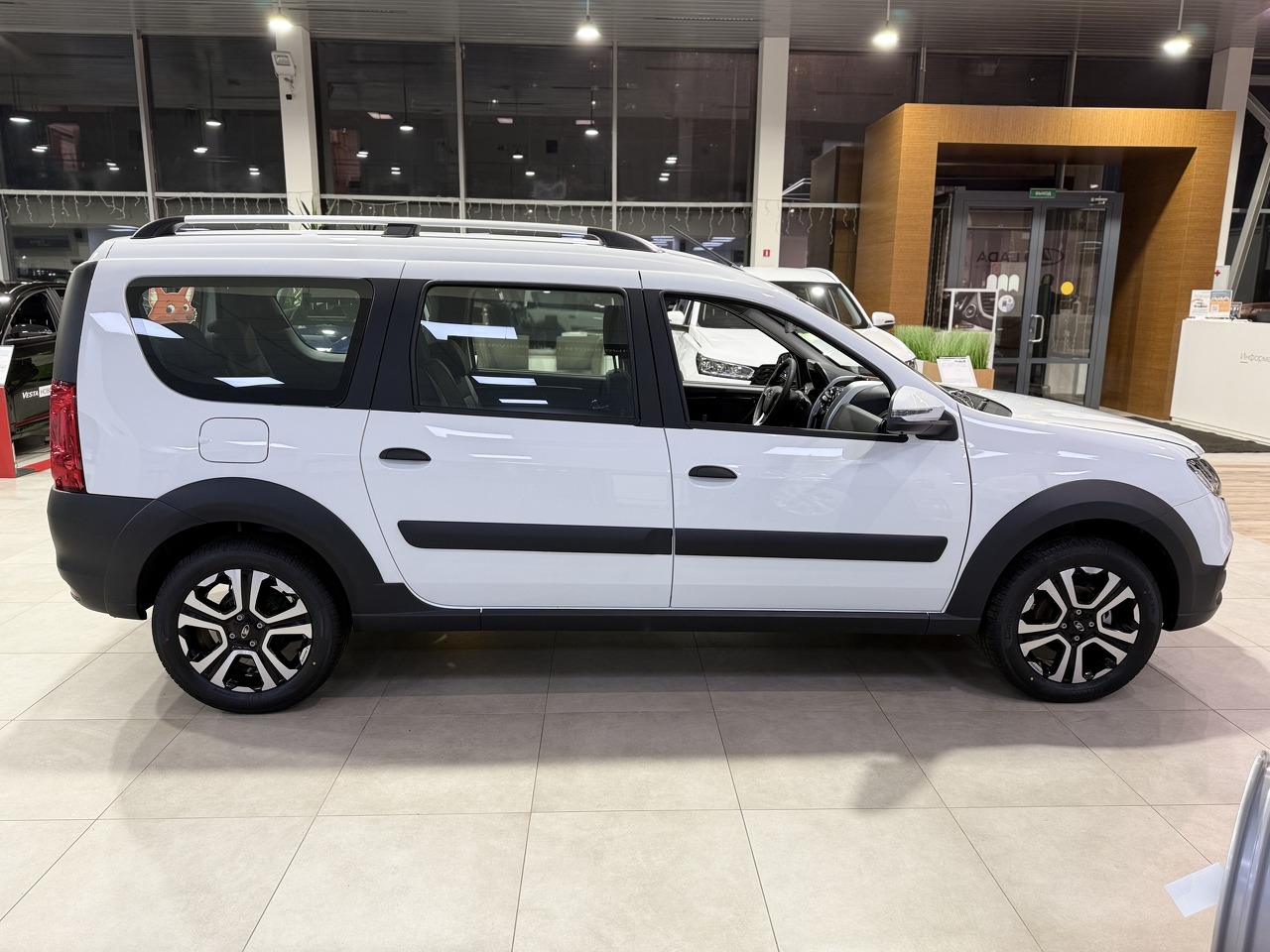 Легковой автотранспорт - LADA Largus Cross 1.6 MT (106 л.с.)