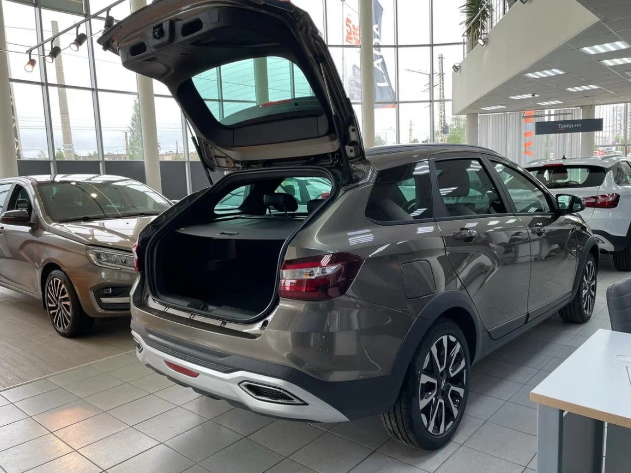 Легковой автотранспорт - LADA Vesta SW Cross 1.8 MT (122 л.с.)