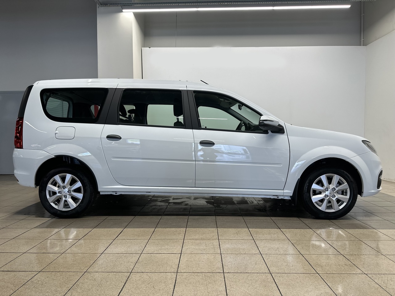 Легковой автотранспорт - LADA Largus 1.6 MT (90 л.с.)