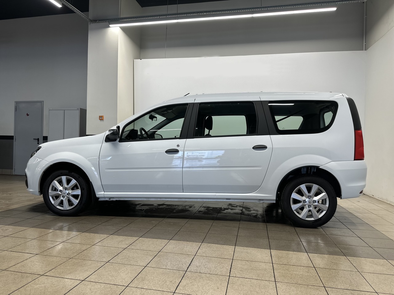 Легковой автотранспорт - LADA Largus 1.6 MT (90 л.с.)