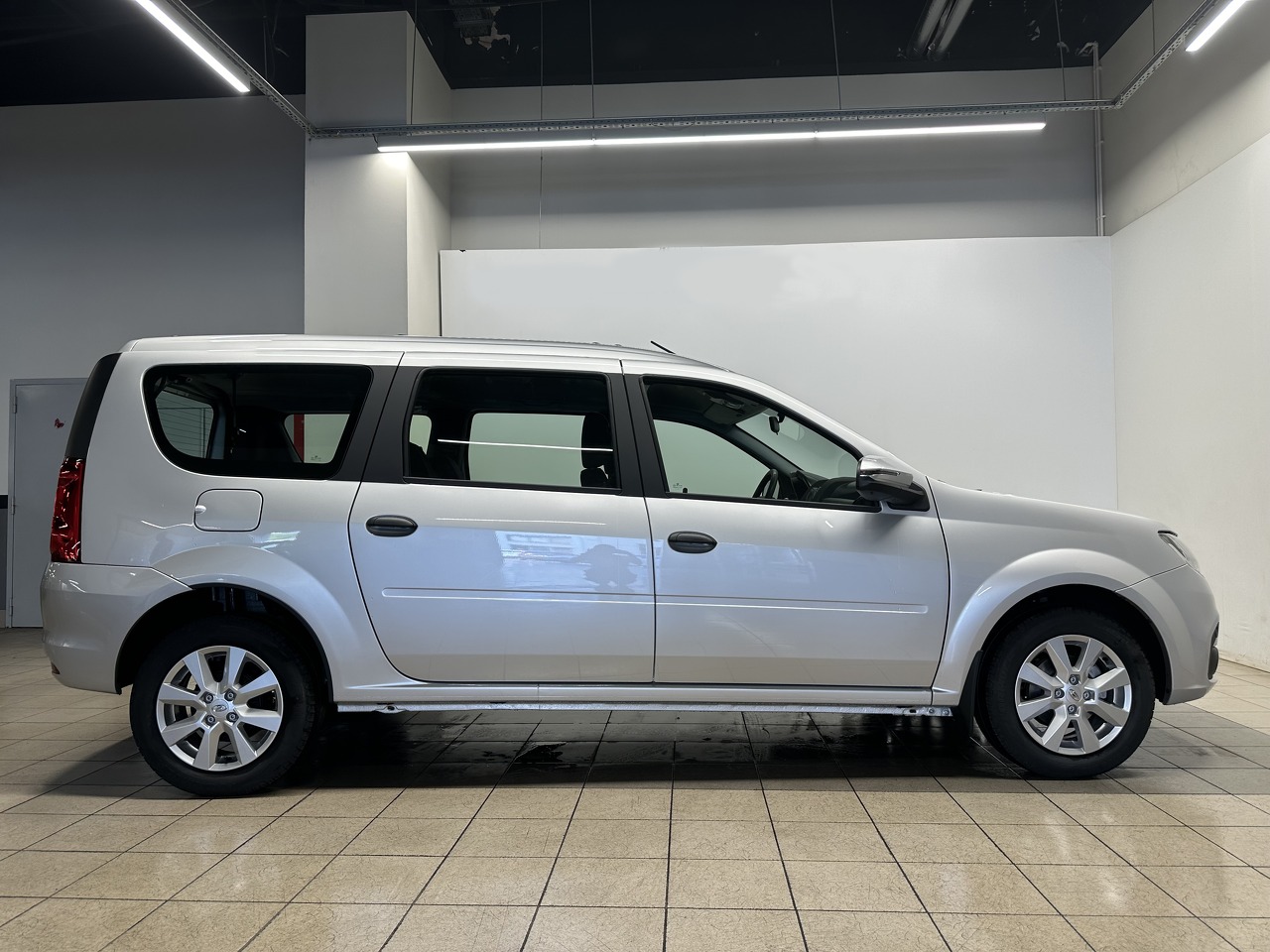 Легковой автотранспорт - LADA Largus 1.6 MT (90 л.с.)