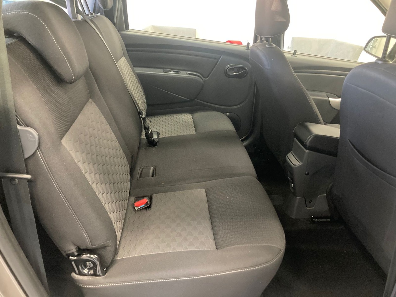 Легковой автотранспорт - LADA Largus 1.6 MT (106 л.с.)