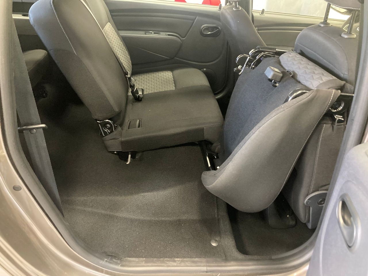 Легковой автотранспорт - LADA Largus 1.6 MT (106 л.с.)