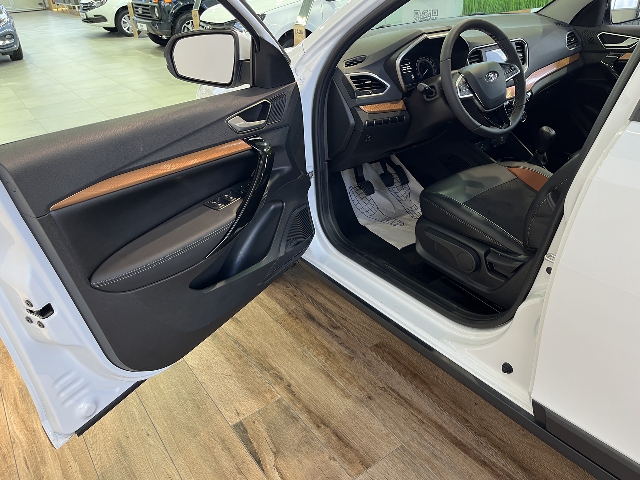 Легковой автотранспорт - Vesta Cross 1.6 MT (106 л.с.)