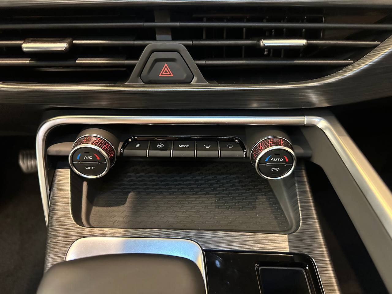 Легковой автотранспорт - GEELY Tugella 