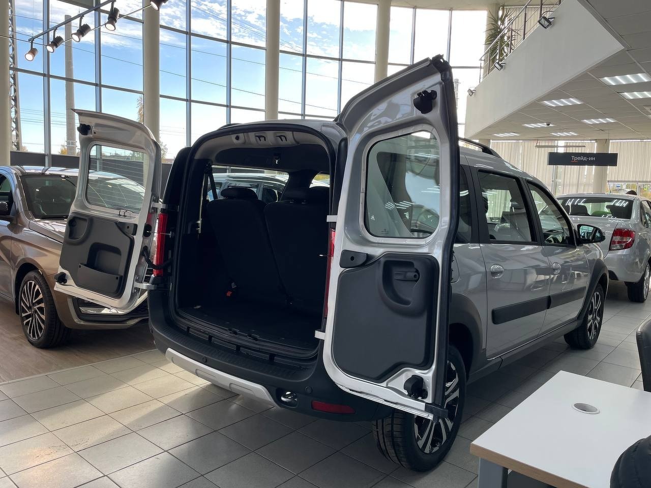 Легковой автотранспорт - LADA Largus Cross 1.6 MT (106 л.с.)