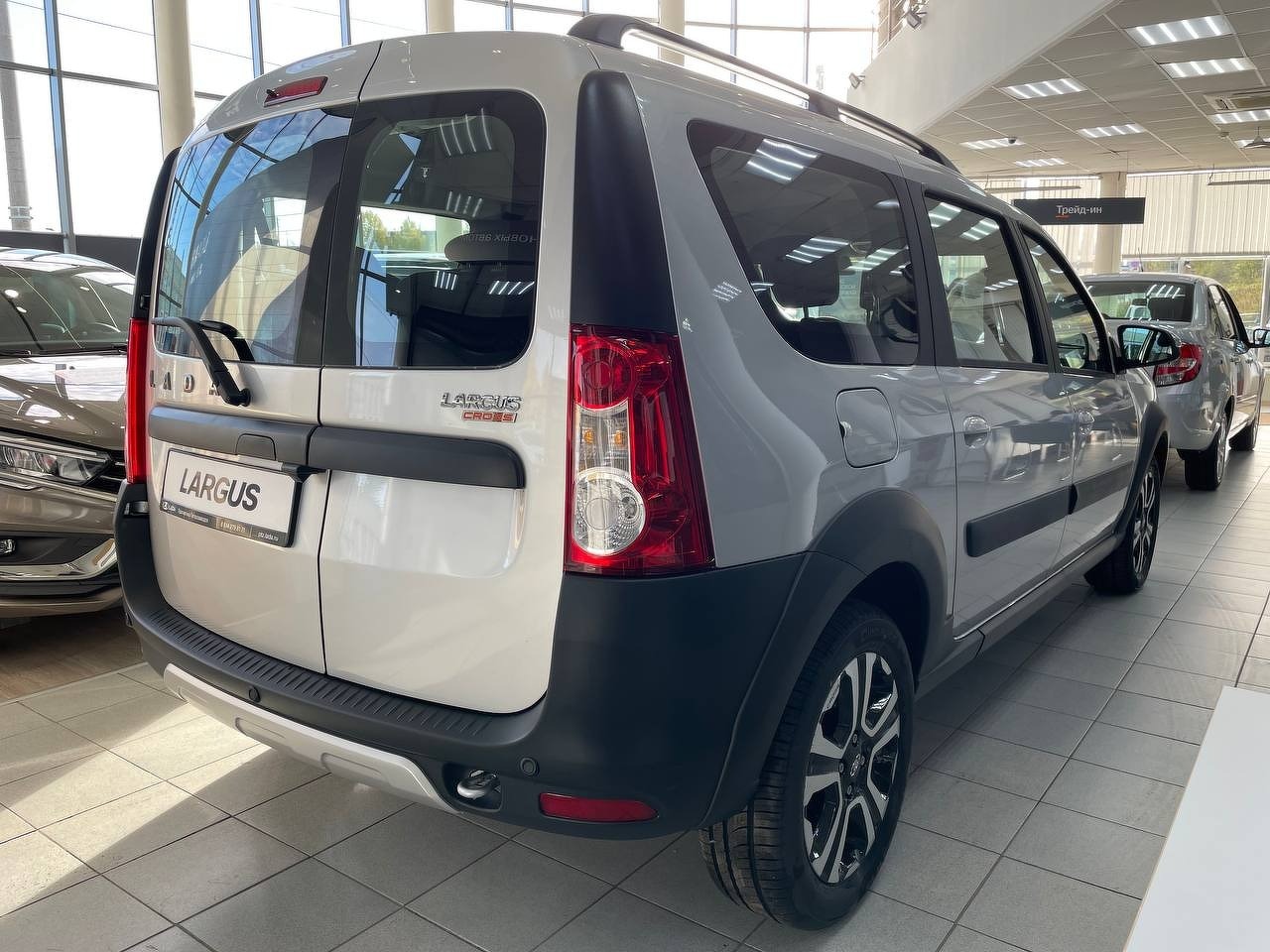 Легковой автотранспорт - LADA Largus Cross 1.6 MT (106 л.с.)