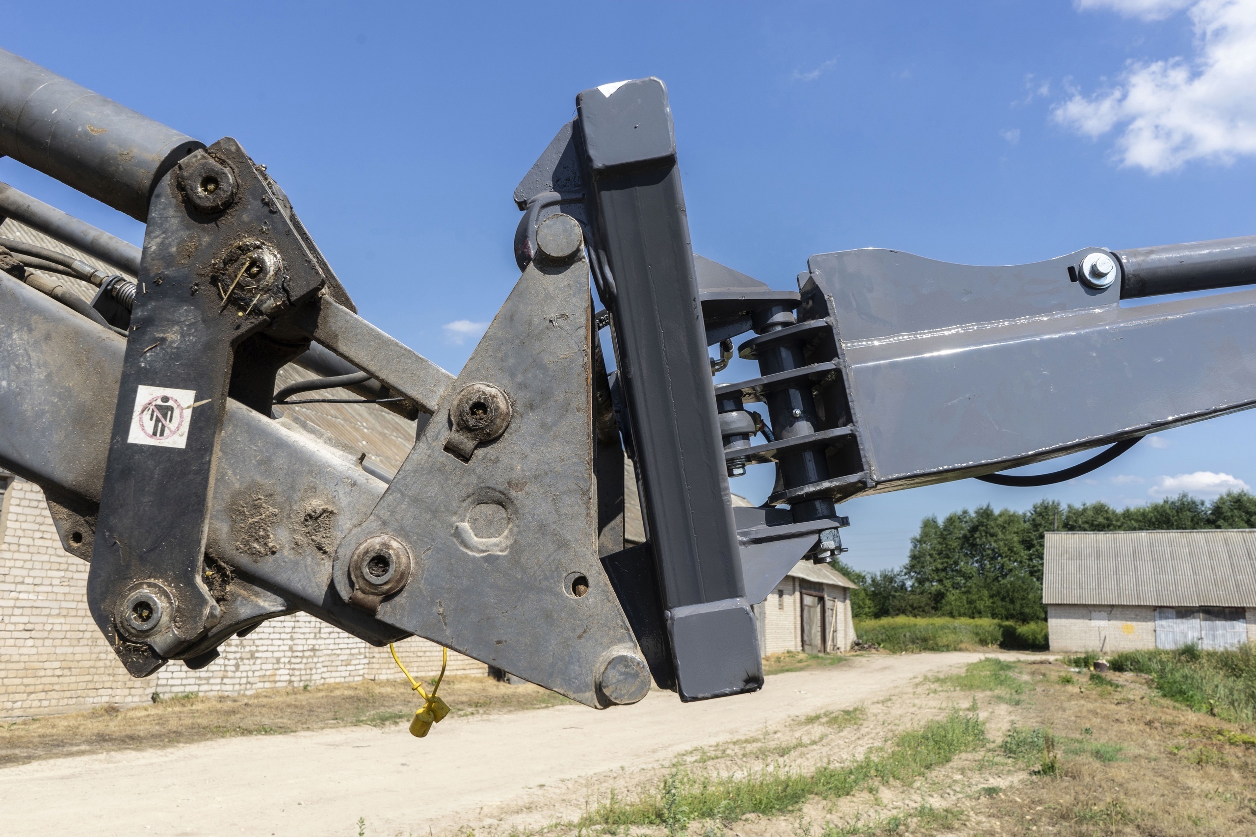 Дополнительное оборудование - METAL-FACH Экскаватор навесной поворотный для трактора