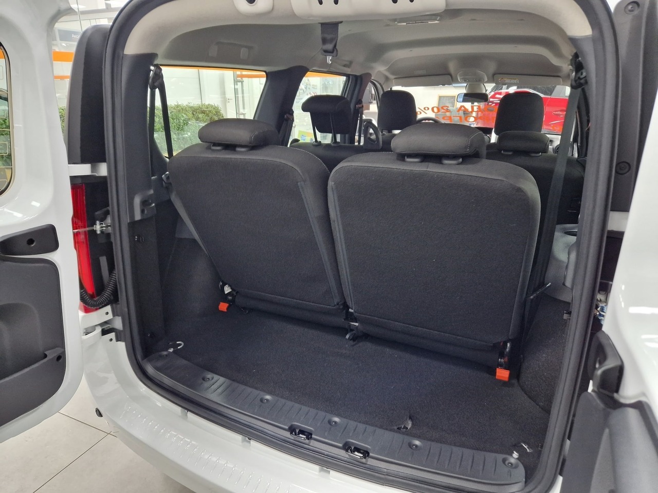 Легковой автотранспорт - LADA Largus 1.6 MT (106 л.с.)