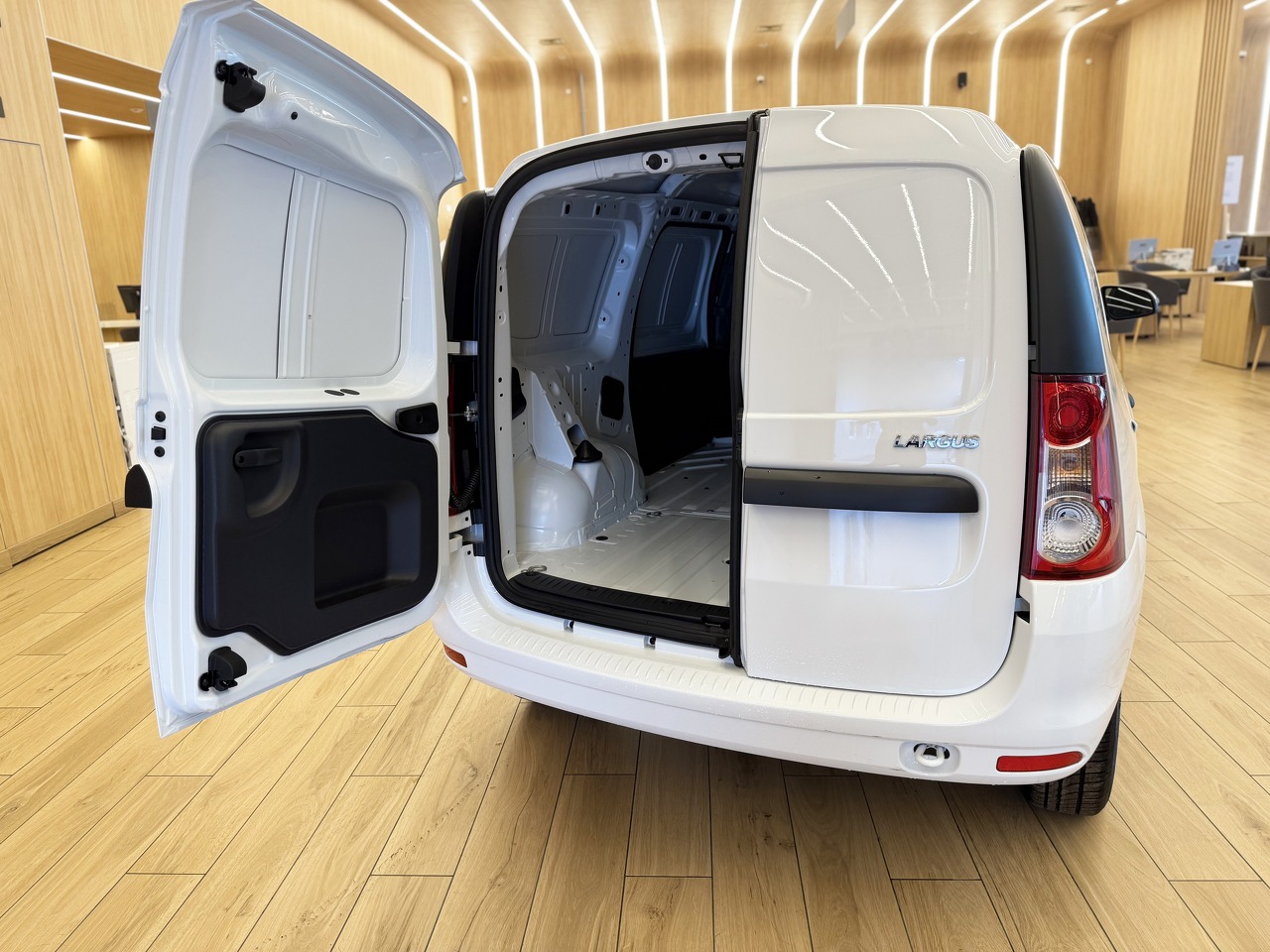 Легковой автотранспорт - LADA Largus 1.6 MT (106 л.с.)