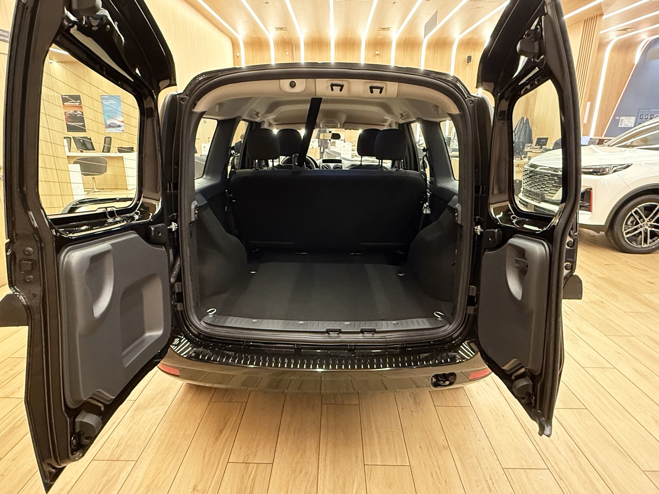 Легковой автотранспорт - LADA Largus 1.6 MT (90 л.с.)