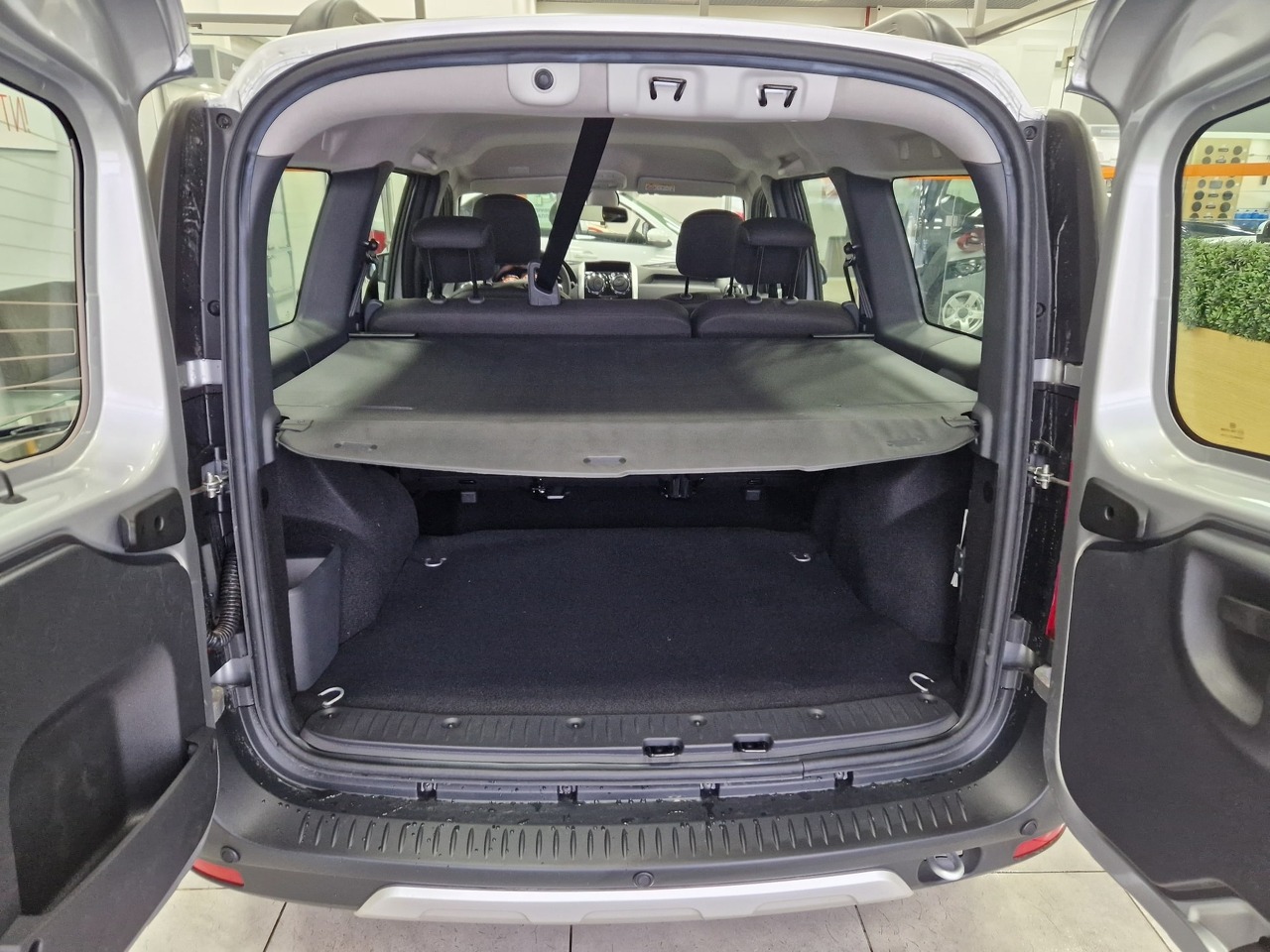 Легковой автотранспорт - LADA Largus Cross 1.6 MT (106 л.с.)