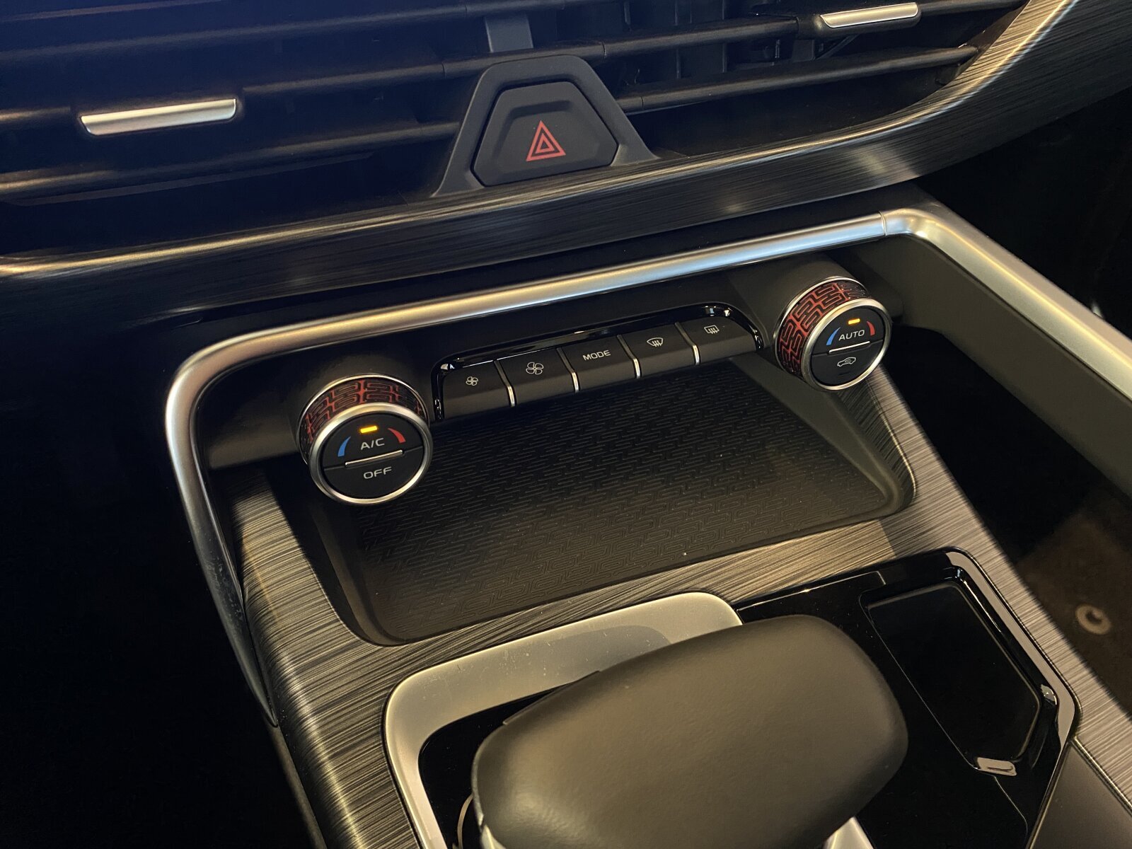 Легковой автотранспорт - GEELY Tugella 