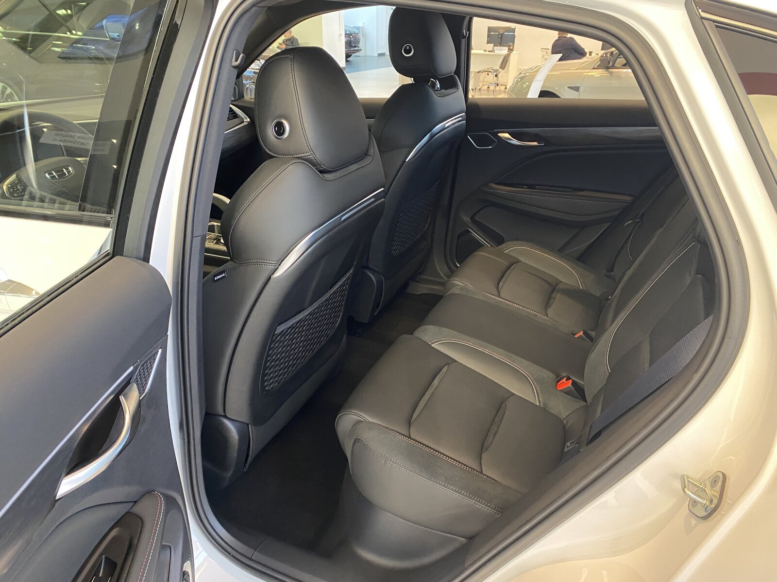 Легковой автотранспорт - GEELY Tugella 