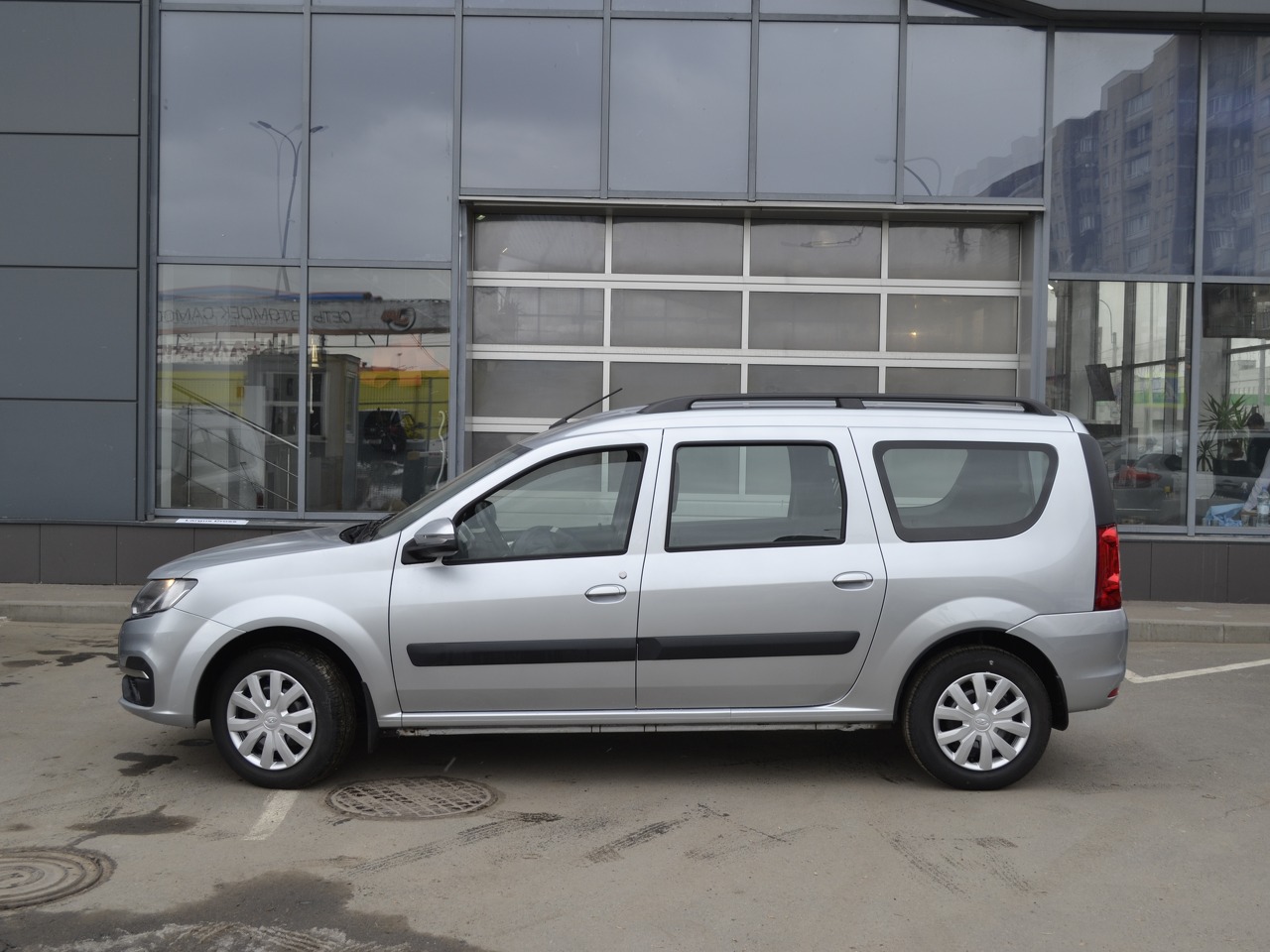 Легковой автотранспорт - LADA Largus 1.6 MT (90 л.с.)