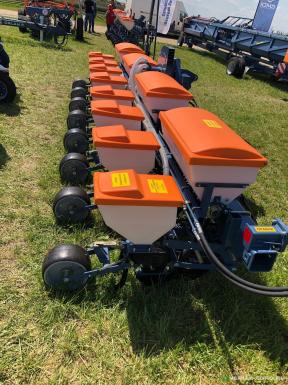 Сеялки - ЮМЗ ГРУПП Сеялка пневматическая точного высева МС-8