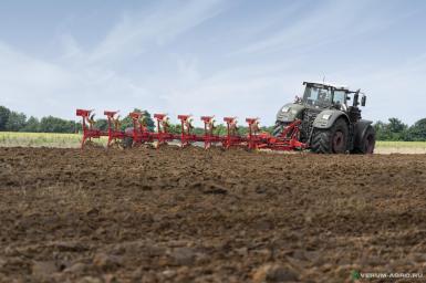 Плуги и глубокорыхлители - POTTINGER SERVO T 6000 - 9 корпусов  Оснащение ON LAND с передним копирующим колесом