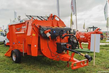 Кормораздатчики-смесители - KUHN Выдуватель соломы с измельчителем
PRIMOR 4260М 