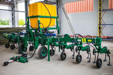 Культиваторы - КРОНОС Культиватор КРК-5.6 с гидравлическим складыванием  и ЖКУ 800 литров, 3-S обр стойки на секции 