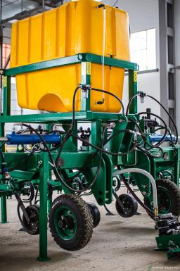 Культиваторы - КРОНОС Культиватор КРК-5.6 с гидравлическим складыванием  и ЖКУ 800 литров, 3-S обр стойки на секции 