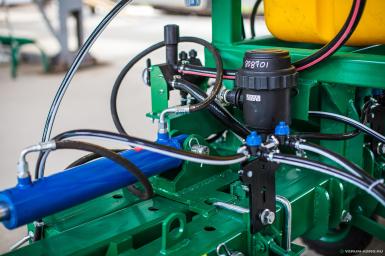 Культиваторы - КРОНОС Культиватор КРК-5.6 с гидравлическим складыванием  и ЖКУ 800 литров, 3-S обр стойки на секции 