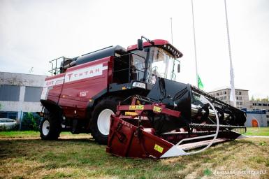 Зерноуборочные комбайны - ТИТАН GS-10  с жаткой ЖЗК-7-7 захватом 7 м