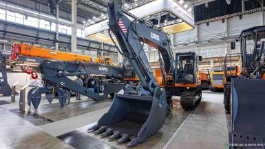 Экскаваторы - UMG Гусеничный экскаватор E200NC
 