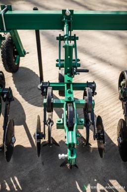 Культиваторы - КРОНОС Культиватор КРК-5.6 с защитными дисками (3 S-обр. стойки на секцию