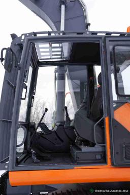 Экскаваторы - UMG Гусеничный экскаватор E245C
 