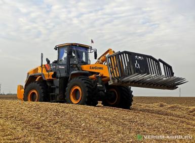 Фронтальные погрузчики - LIUGONG CLG856H AGRI в комплектации с Челюстным ковшом 1,7 куб. и с Захватом для БигБэгов,  на Агришинах