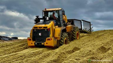 Фронтальные погрузчики - LIUGONG CLG856H AGRI в комплектации с Челюстным ковшом 1,7 куб. и с Захватом для БигБэгов,  на Агришинах