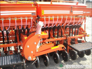 Сеялки - АГРО ГРУПП ВЕСТ СЗВ 5.400-Т Редуктор, увеличенный бункер-1,6т. травяная приставка загортач,сошник  со смещением