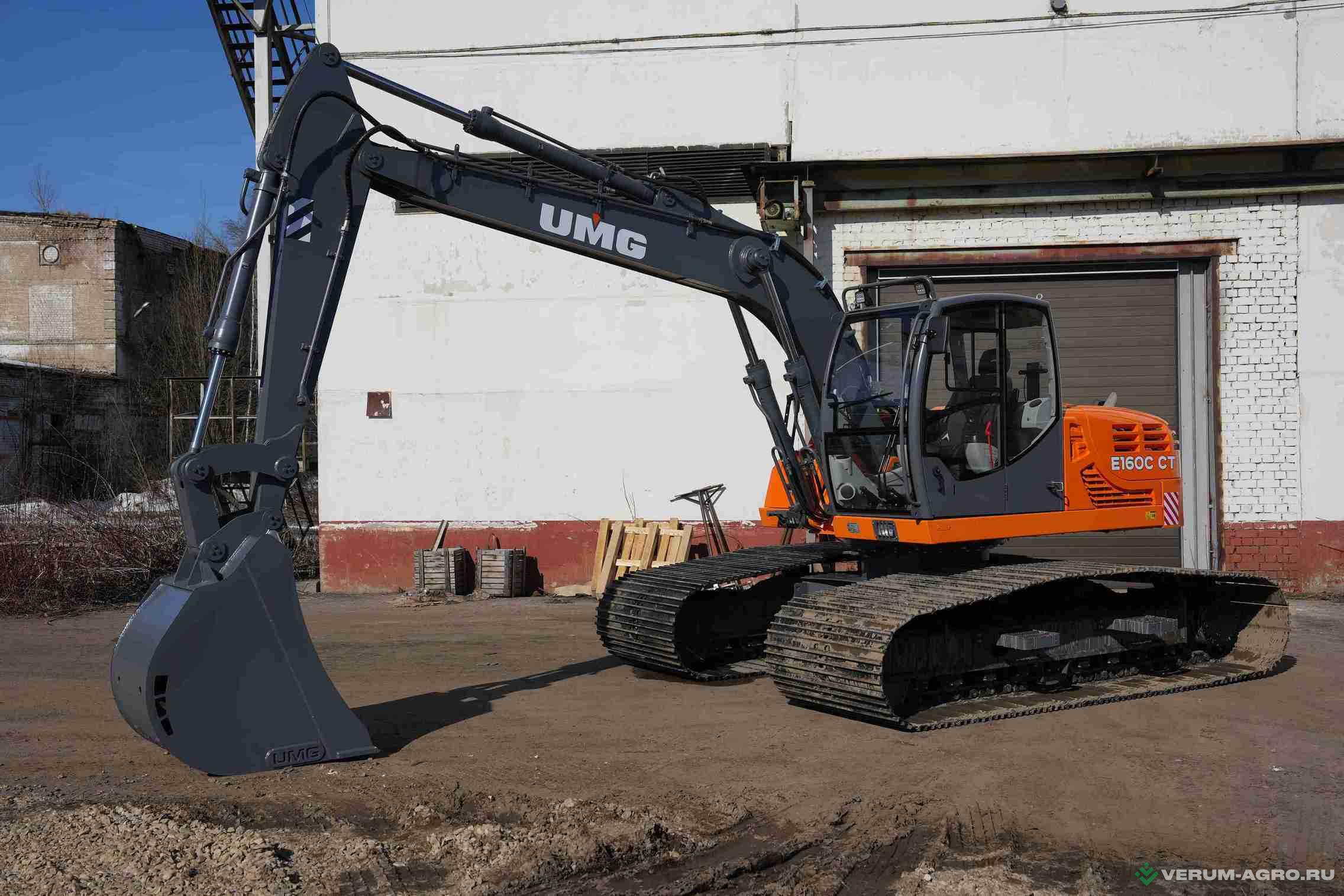 Экскаваторы - UMG Гусеничный экскаватор E160C CT
 