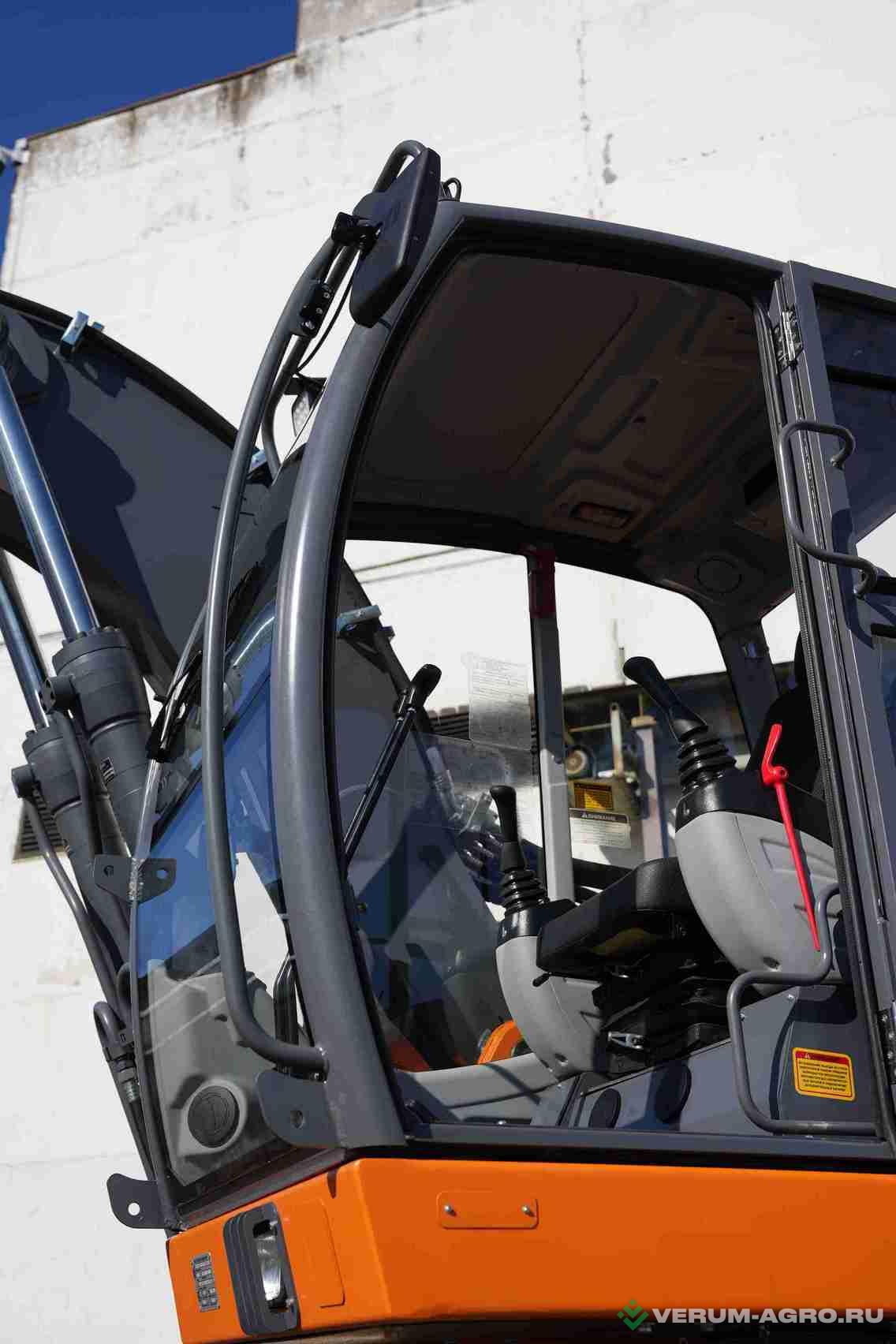 Экскаваторы - UMG Гусеничный экскаватор E160C CT
 