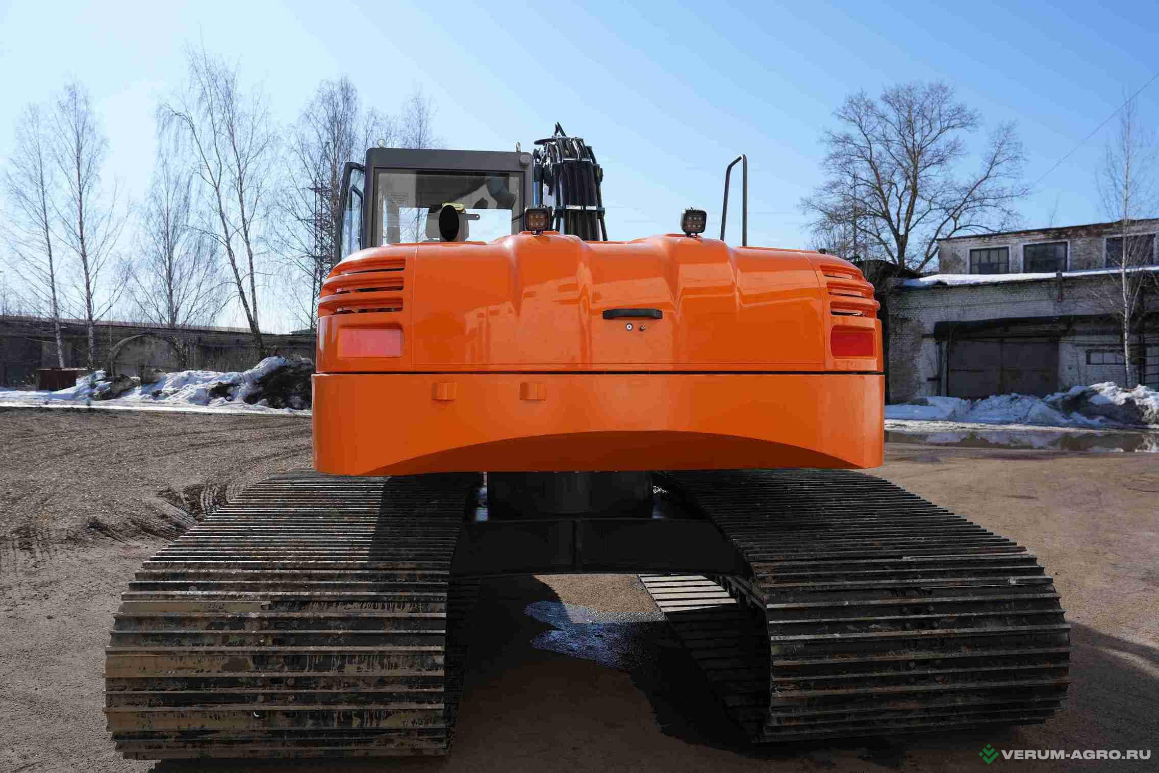 Экскаваторы - UMG Гусеничный экскаватор E160C CT
 