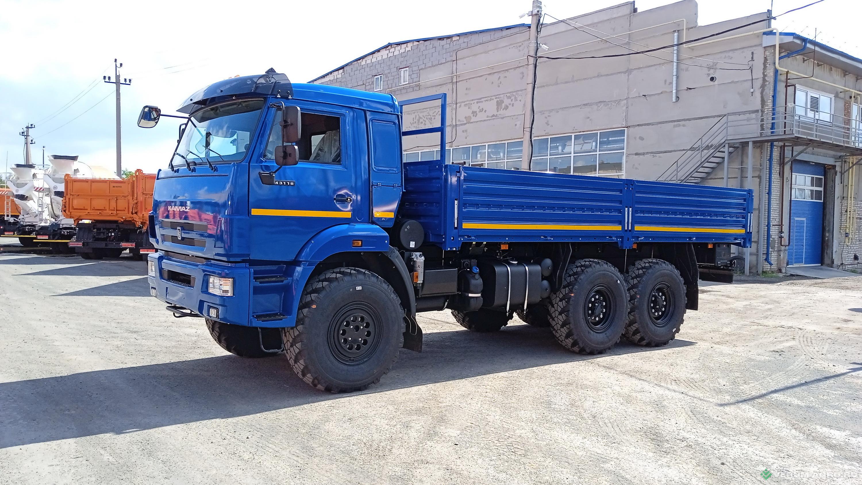 Грузовой автотранспорт - КАМАЗ 43118-6012-48, 6х6, шины 425/85R21, бортовая  платформа 6,2 м, тент-каркас