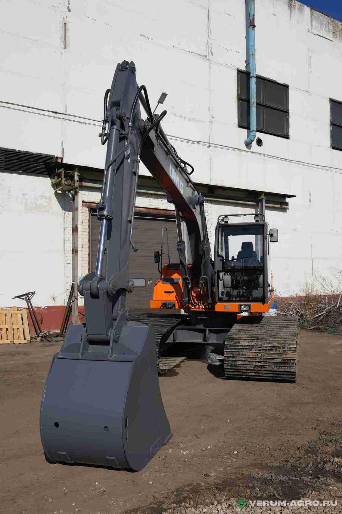 Экскаваторы - UMG Гусеничный экскаватор E160C CT
 