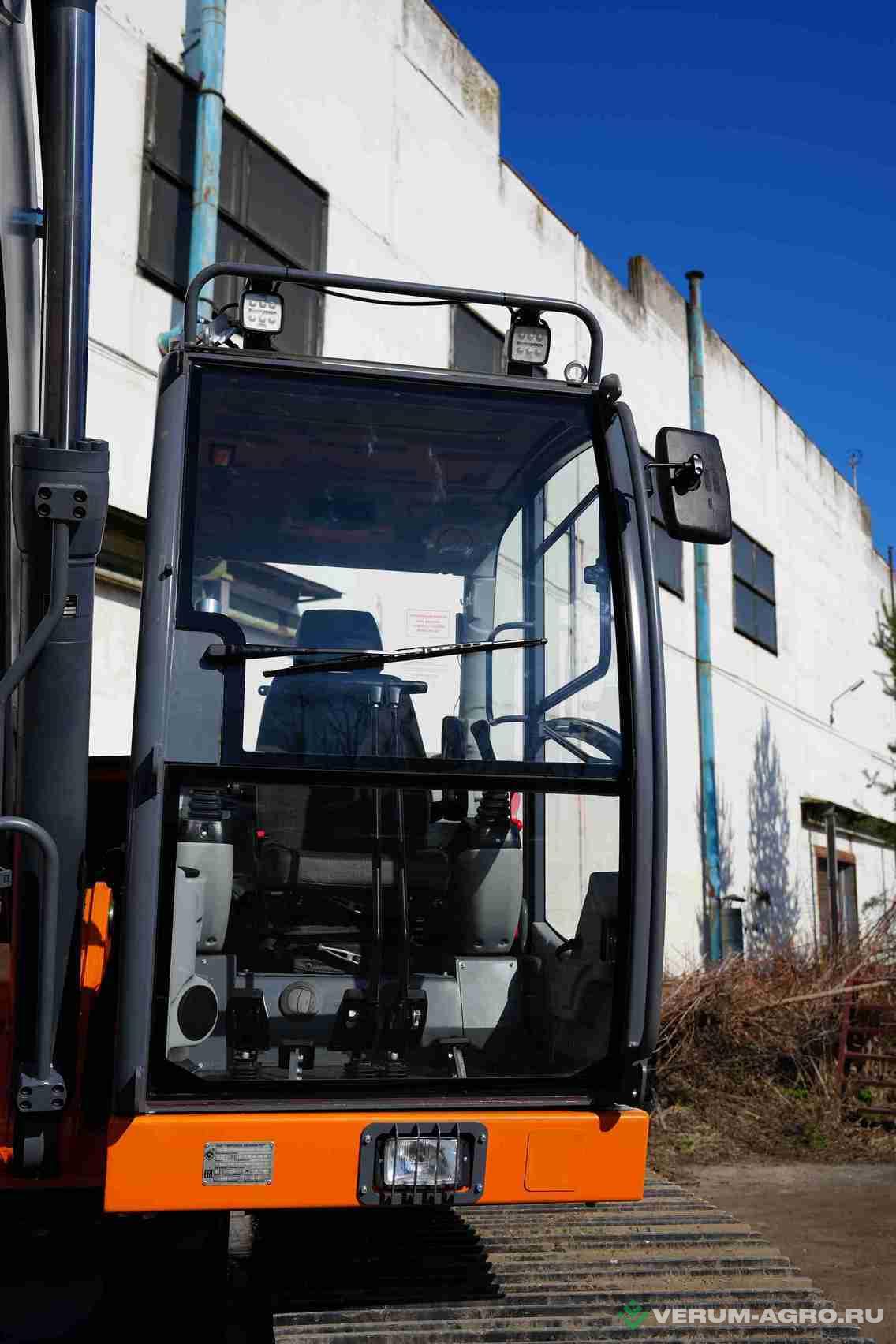 Экскаваторы - UMG Гусеничный экскаватор E160C CT
 