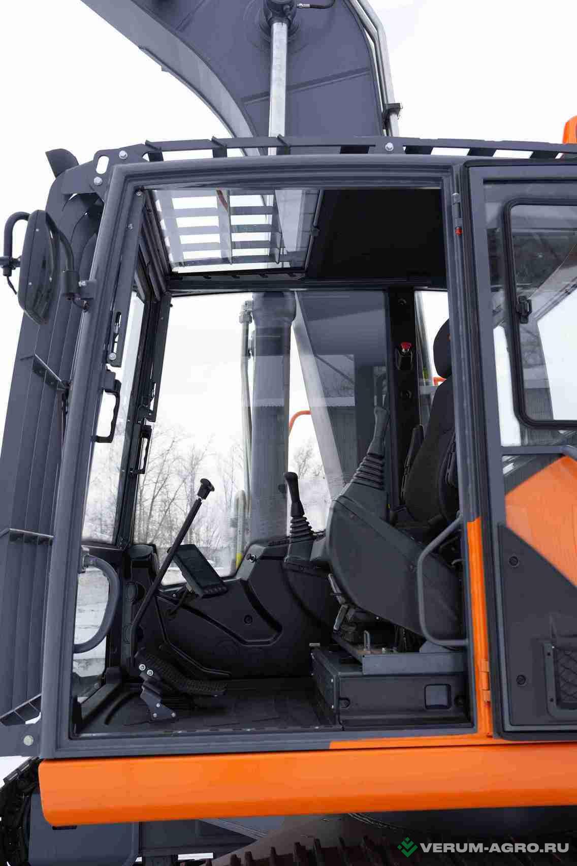 Экскаваторы - UMG Гусеничный экскаватор E245C
 