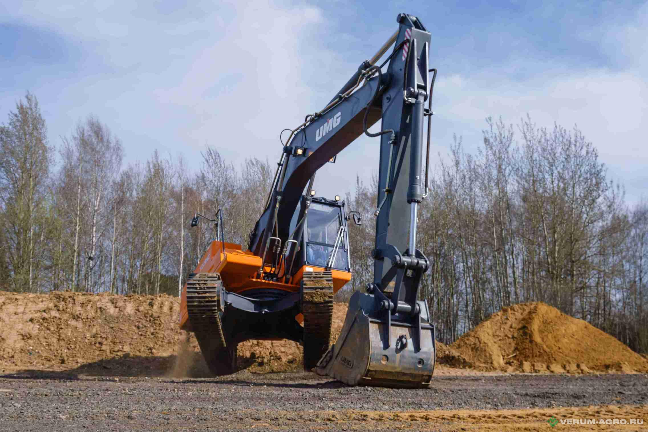 Экскаваторы - UMG Гусеничный экскаватор E245C
 