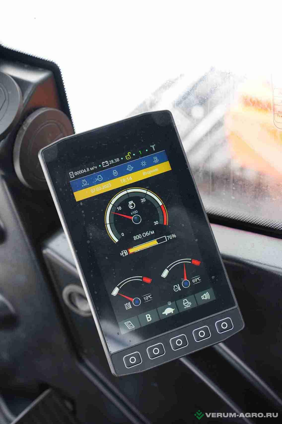 Экскаваторы - UMG Гусеничный экскаватор E245C
 