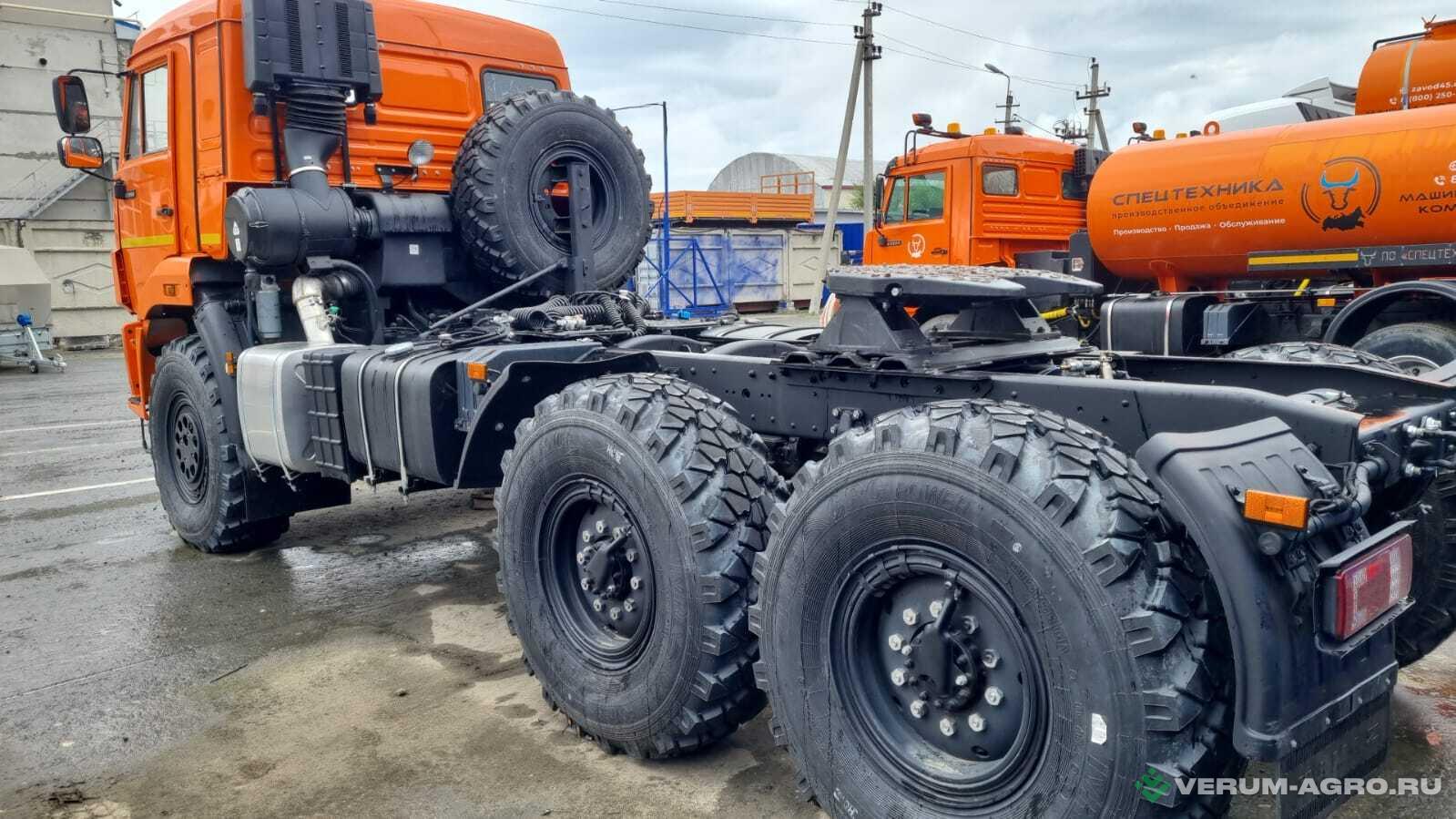 Грузовой автотранспорт - КАМАЗ 53504-726020-50, тягач вездеход 6х6, шины  425/85R21, высота ССУ 1540 мм