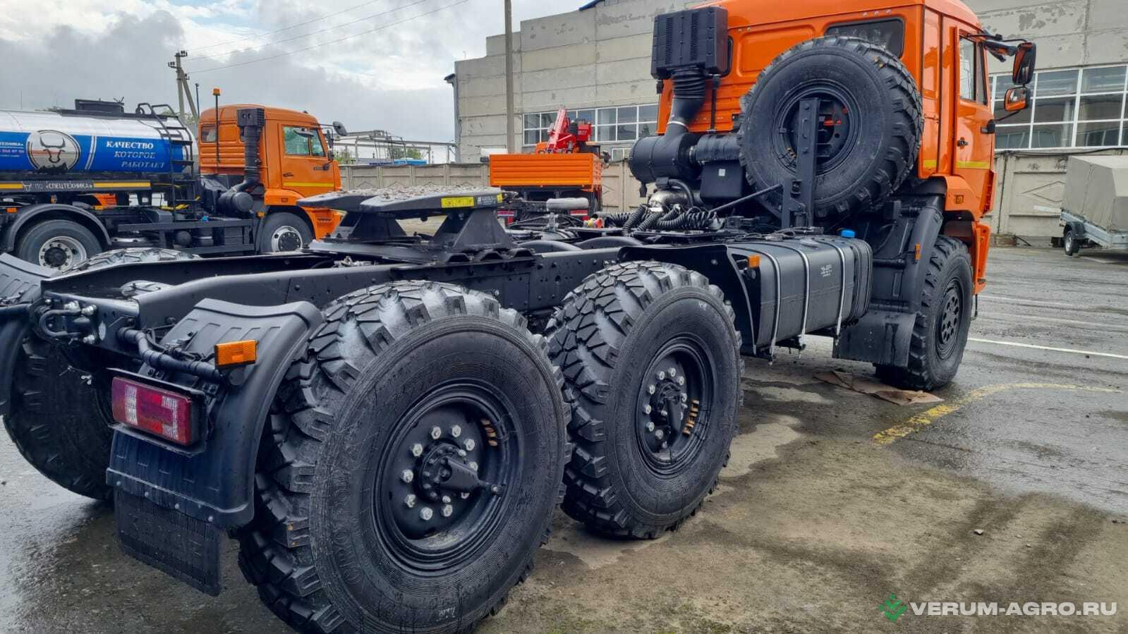 Грузовой автотранспорт - КАМАЗ 53504-726020-50, тягач вездеход 6х6, шины  425/85R21, высота ССУ 1540 мм