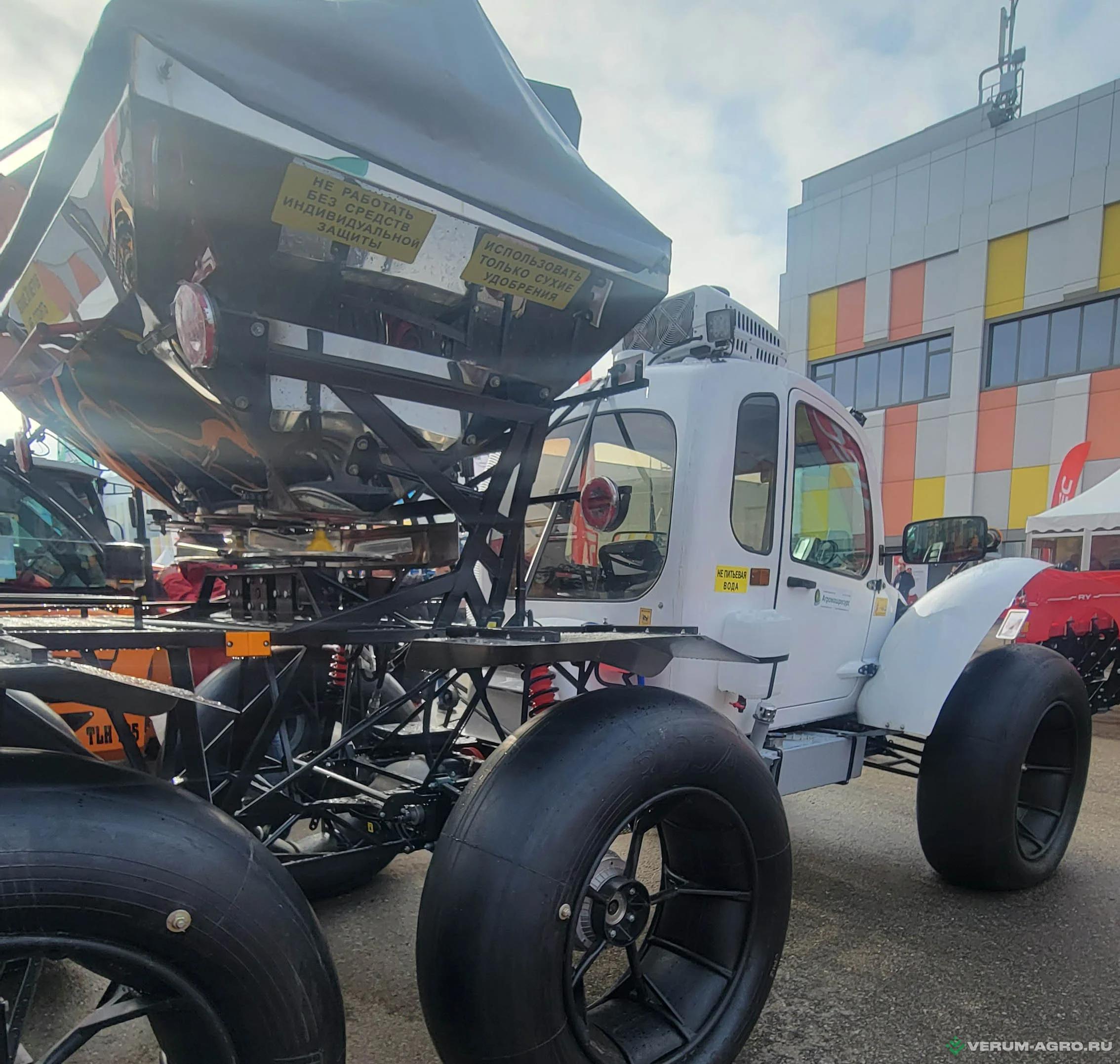 Разбрасыватели удобрений - ROSA 11 Самоходный разбрасыватель-опрыскиватель пневмоход