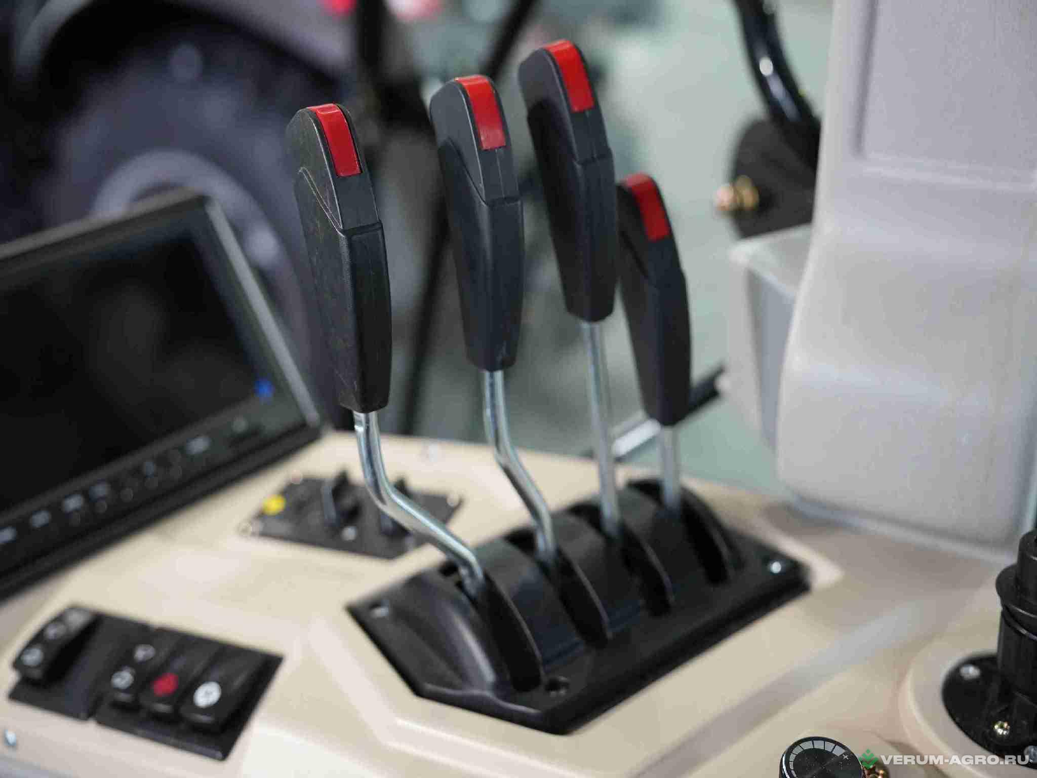 Колесные тракторы - UMG Трактор T1804 