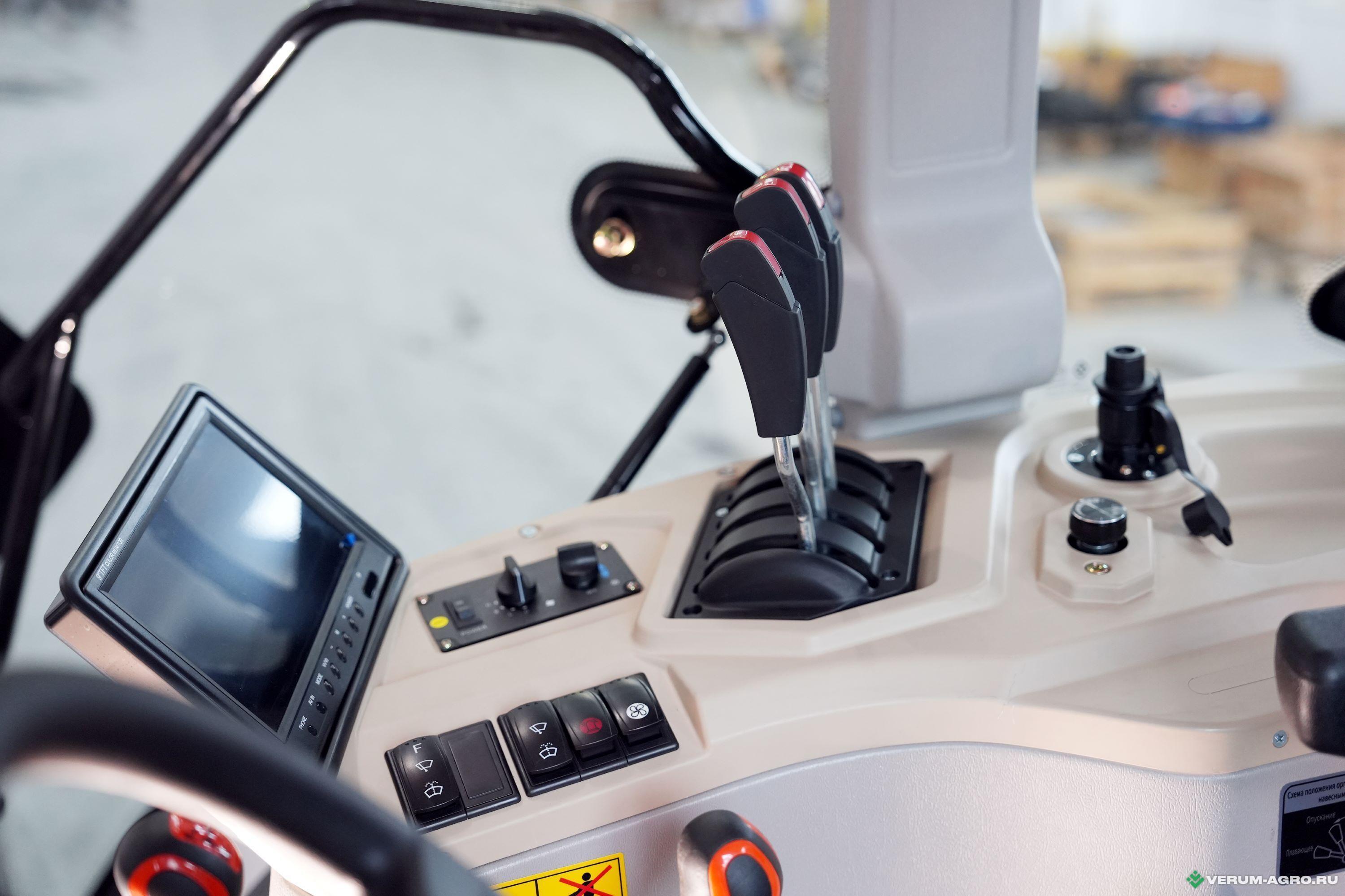 Колесные тракторы - UMG T904Plus T904Plus